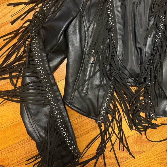 Stylish Black Fringe Leather Jacket - Picture 6 of 8